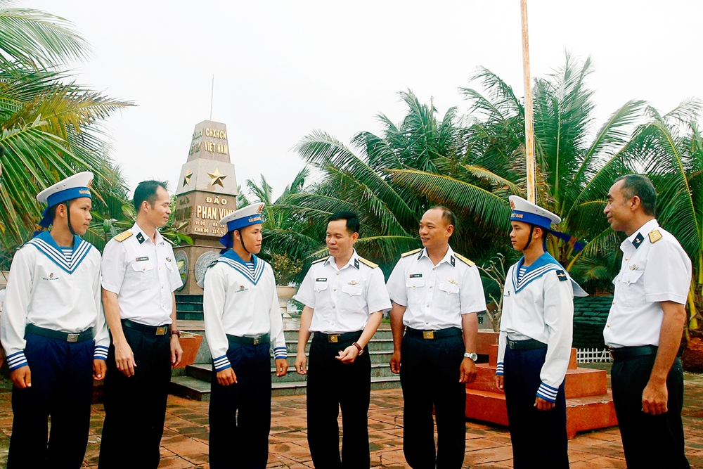 Thủ trưởng Lữ đoàn 146, Vùng 4 động viên, chúc Tết cán bộ, chiến sĩ đảo Phan Vinh